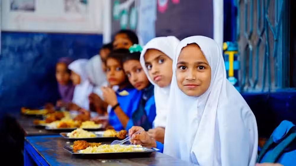 Punjab Govt Expands "Free School Meal Program" to 10 More Districts